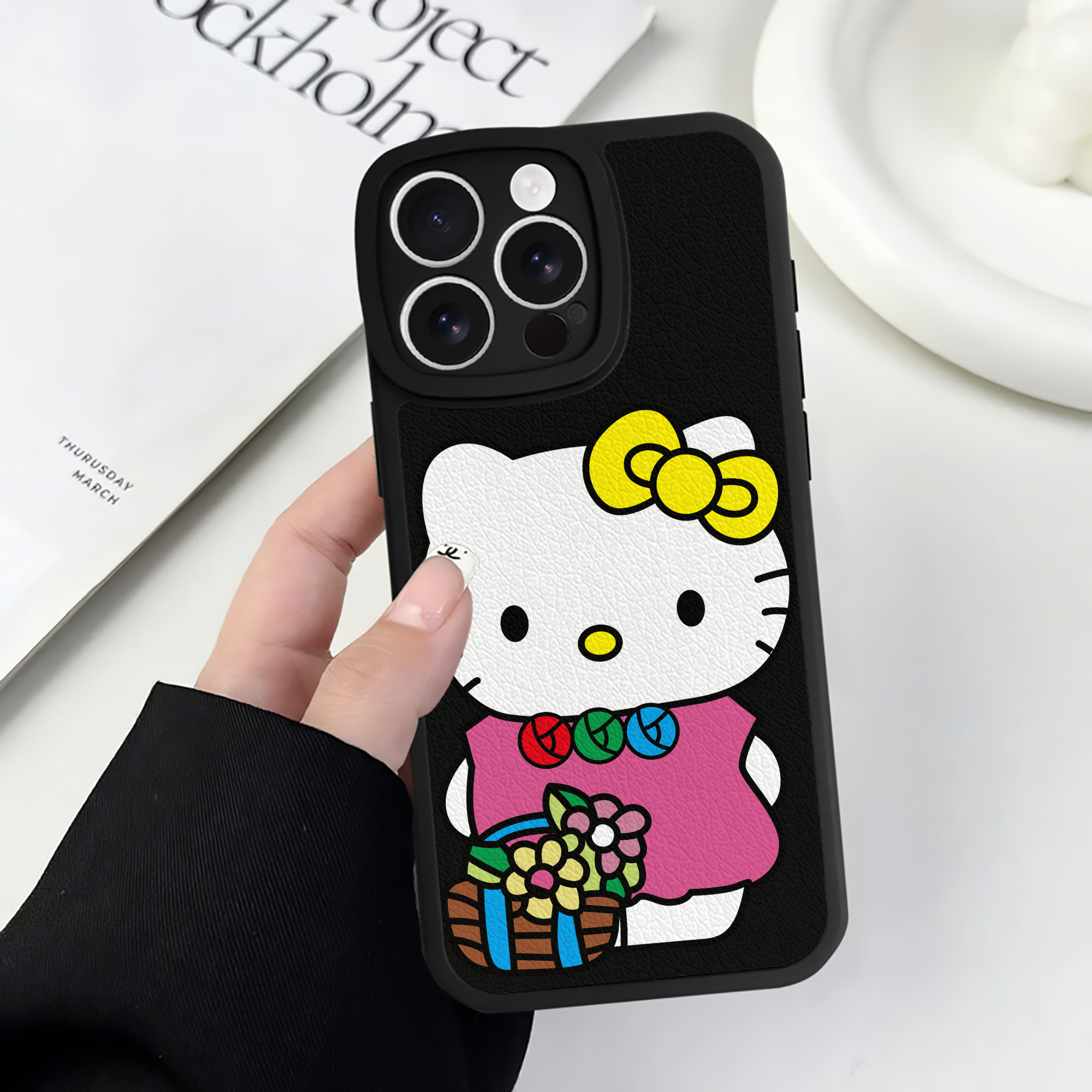 （画像用） Hello Kitty ハローキティ 【iPhone 16シリーズ対応】シリコンスマホケース（レザー調） 材質：シリコン